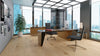 Eleganter schwarzer Lederstuhl von Desede Switzerland im modernen Büroambiente mit Holzboden.
