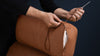 Hand näht braunen Ledersessel von Desede Switzerland mit präziser Handwerkskunst.