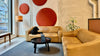 Zwei beige Ledersofas von Desede Switzerland in modernem Büroambiente mit dekorativen Elementen.