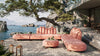 Outdoor-Sofa in Rosa mit verstellbaren Rückenlehnen von Desede Switzerland am Wasser.