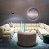 Desede Switzerland präsentiert ein cremefarbenes Ledersofa mit passendem, flauschigem Sessel im Showroom.