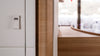 Weiße Ledertür mit Holzverkleidung von Desede Switzerland, elegantes Design für Innenräume.