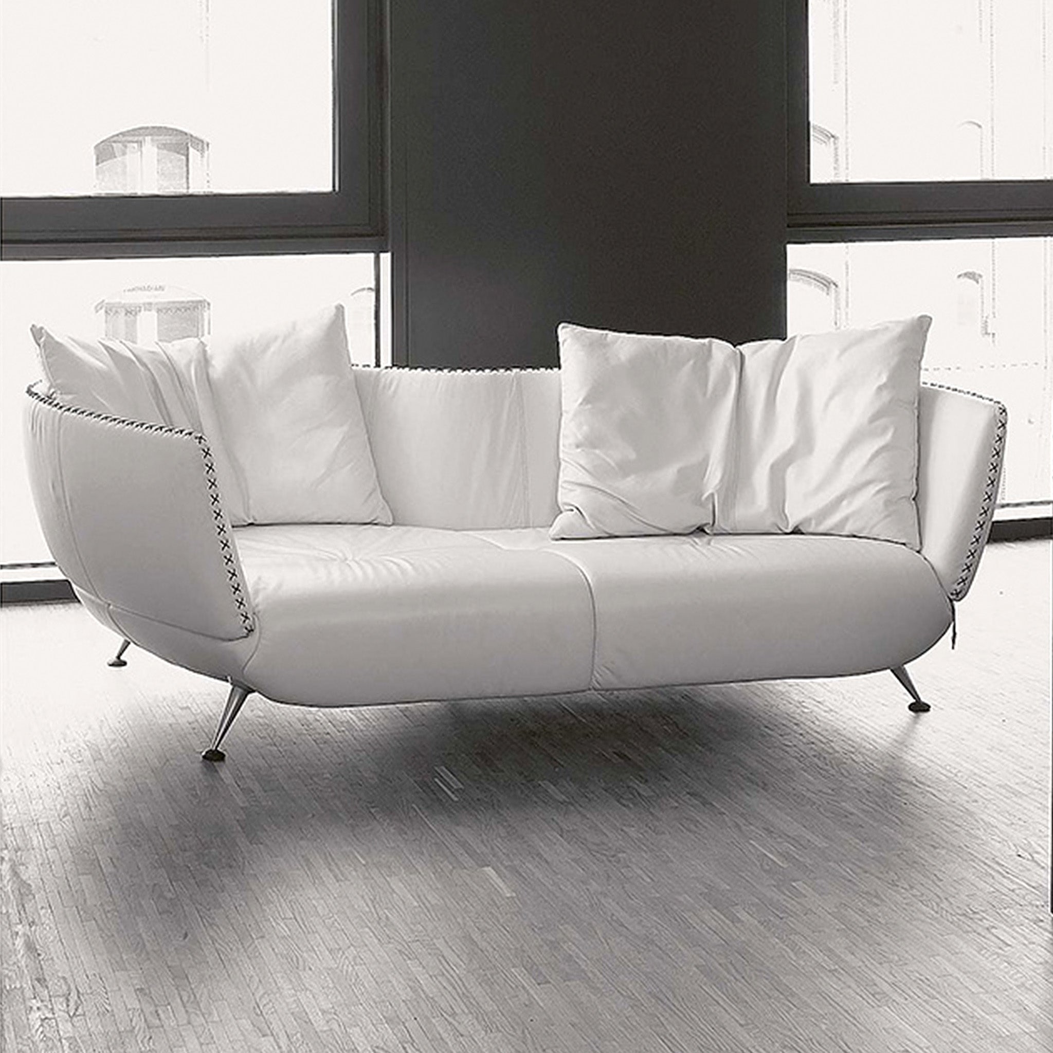 Weißes Ledersofa von Desede Switzerland mit eleganten Nähten und stilvollen Metallfüßen.