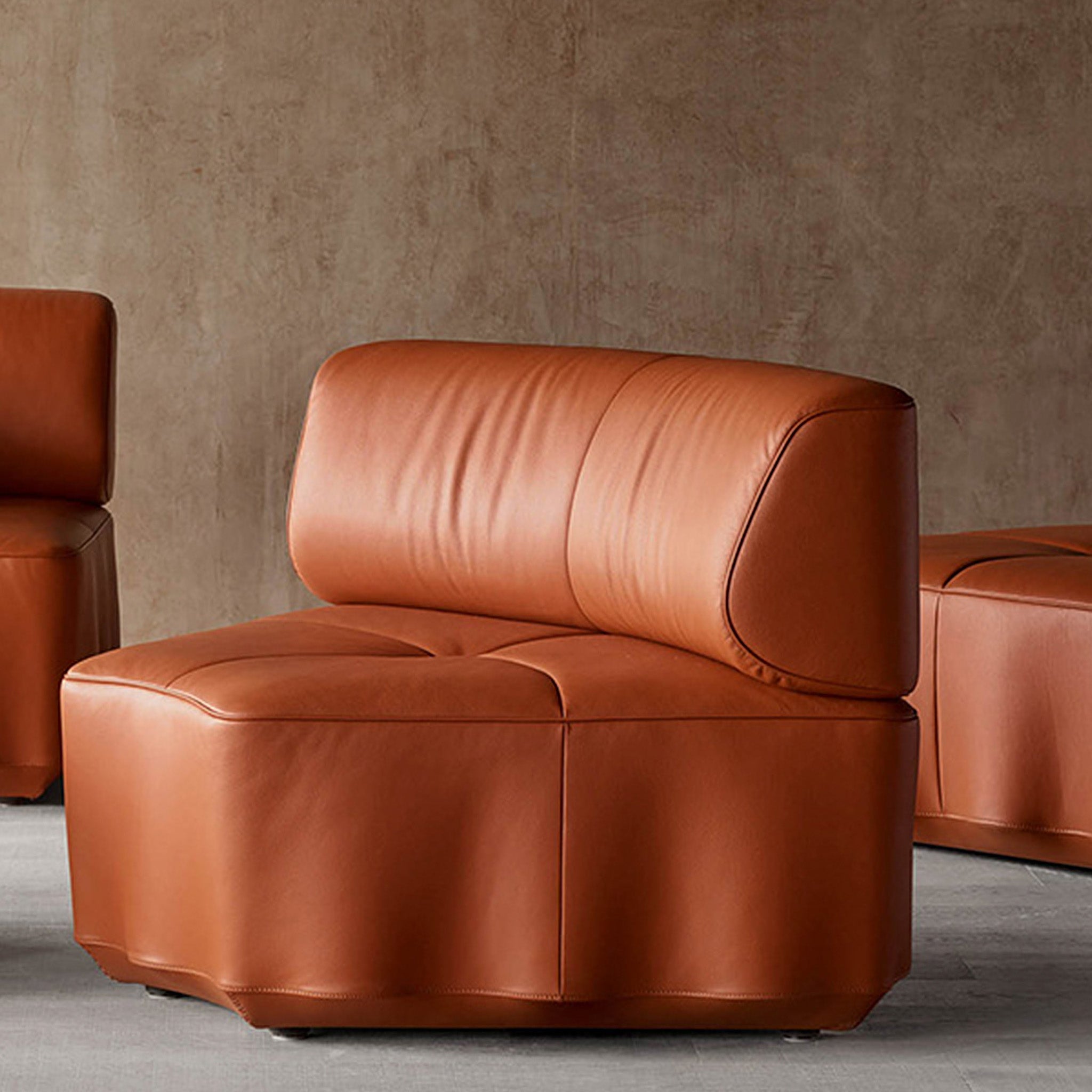 Braunes Ledersofa von Desede Switzerland mit geschwungenem Design und bequemer Rückenlehne.