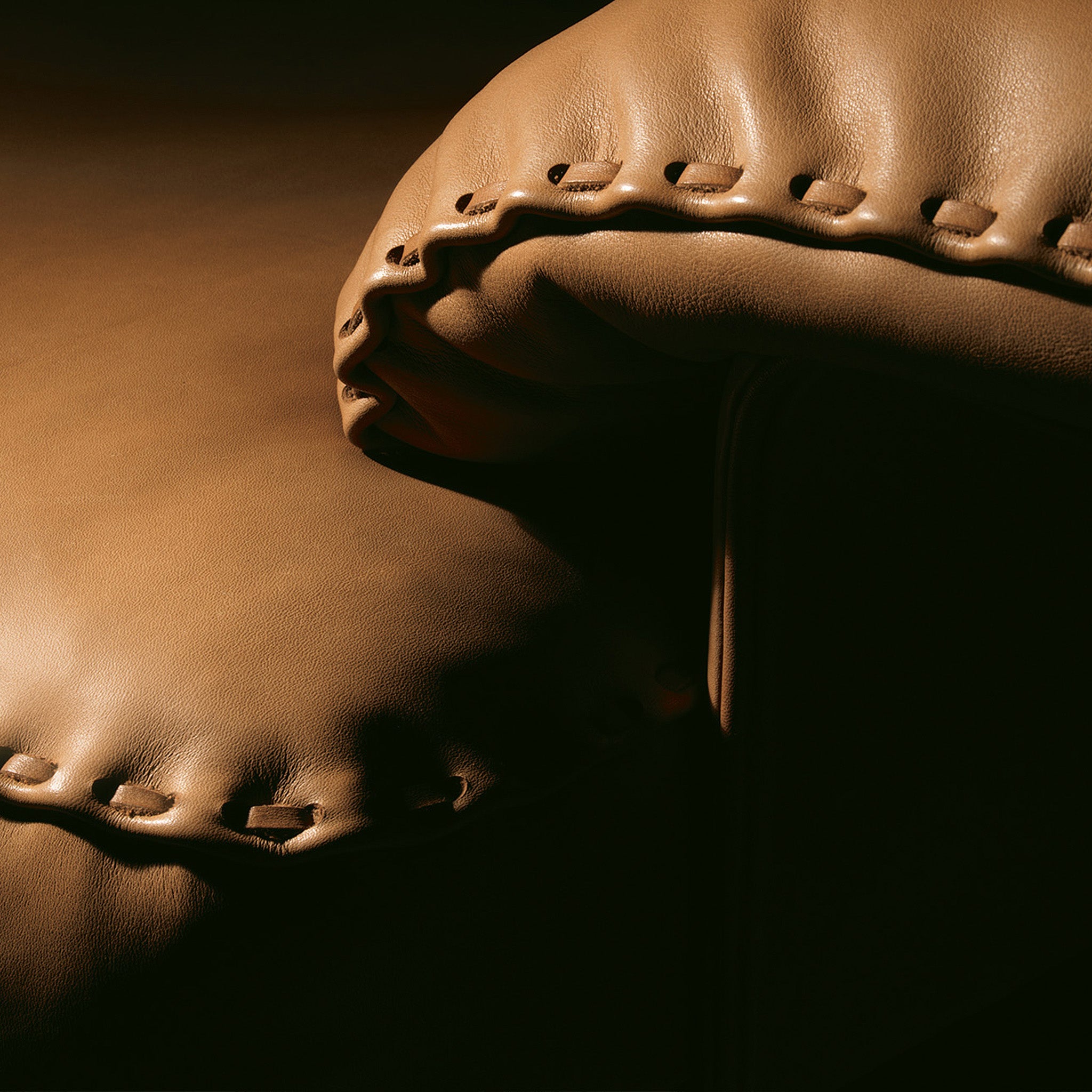 Braunes Ledersofa von Desede Switzerland mit markanter Nahtdetailaufnahme.