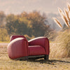 Roter Ledersessel von Desede Switzerland im Freien, ideal für stilvolle Entspannung.