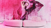 Desede Switzerland präsentiert ein rosa Stoffsofa mit geschwungener Form und gepolsterter Rückenlehne.