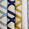 Desede Switzerland Outdoorstoffe mit geometrischen Mustern in Blau, Gelb und Beige für stilvolle Möbel.