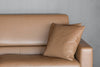Beiges Ledersofa von Desede Switzerland mit passendem Kissen, ideal für stilvolles Wohnen.