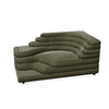 Ein grünes Ledersofa von Desede Switzerland mit geschwungenem Design und komfortabler Polsterung.