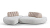Sofa aus zwei Modulen, aus weissem Bouclé Stoff, Rückenlehne aus hellem Leder, zwei Kissen